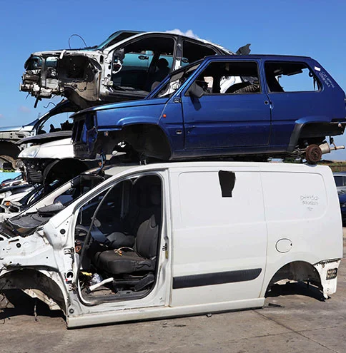 macchine e furgoncini rotti in autodemolizione